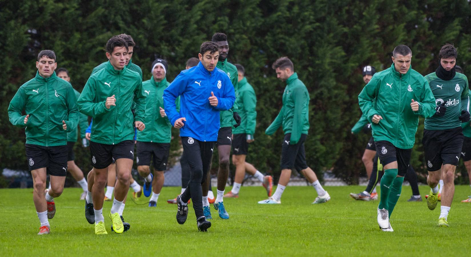 Imagen del entrenamiento del Racing de este lunes en La Albericia, ya sin Iván Ania al frente. 