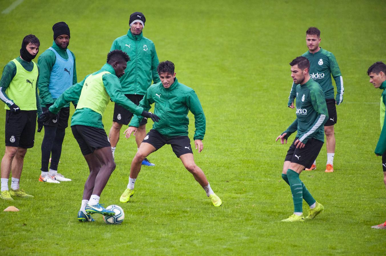 Imagen del entrenamiento del Racing de este lunes en La Albericia, ya sin Iván Ania al frente. 