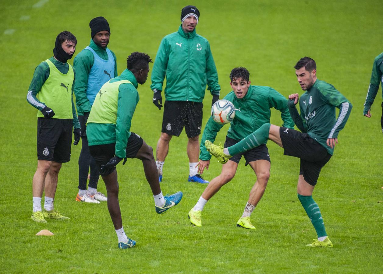 Imagen del entrenamiento del Racing de este lunes en La Albericia, ya sin Iván Ania al frente. 