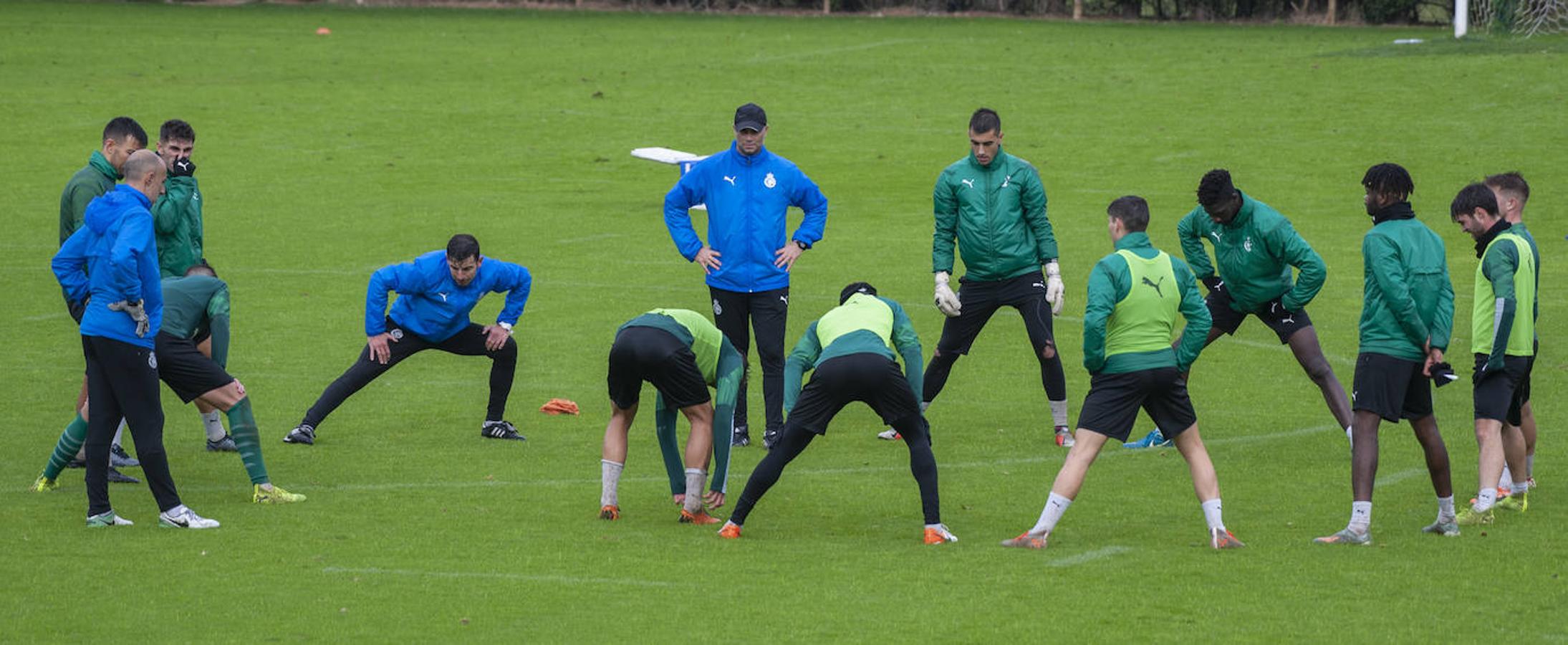 Imagen del entrenamiento del Racing de este lunes en La Albericia, ya sin Iván Ania al frente. 