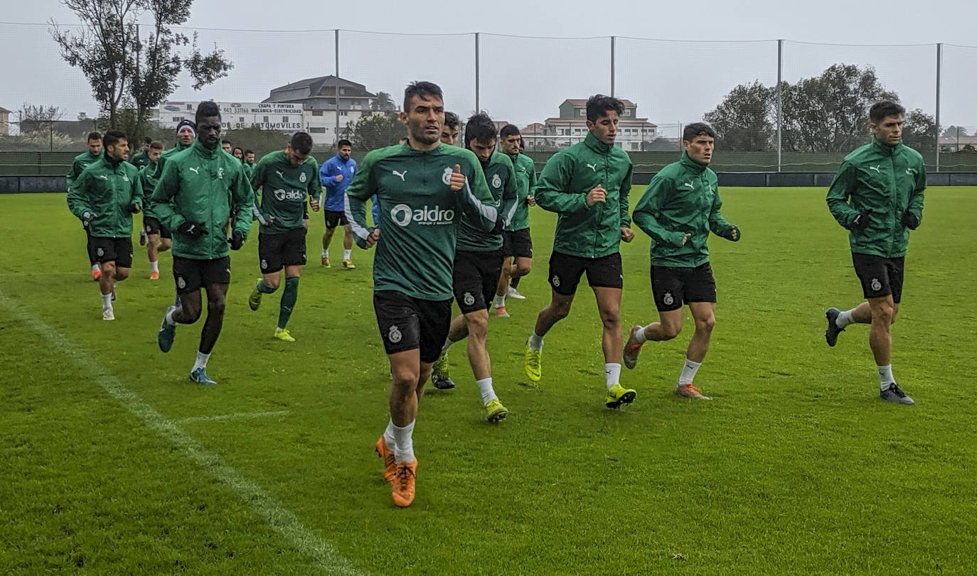 Imagen del entrenamiento del Racing de este lunes en La Albericia, ya sin Iván Ania al frente. 