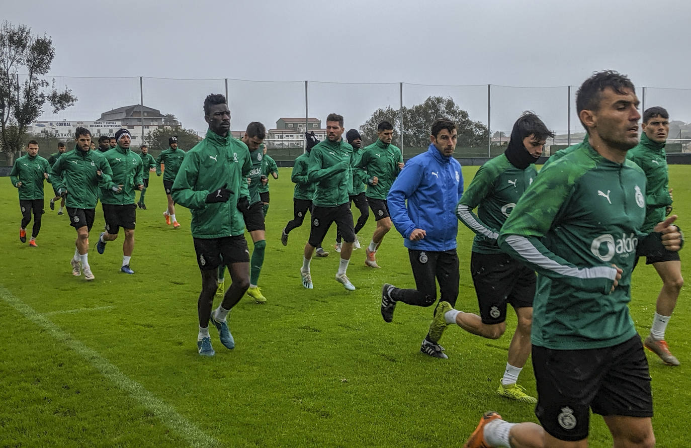 Imagen del entrenamiento del Racing de este lunes en La Albericia, ya sin Iván Ania al frente. 