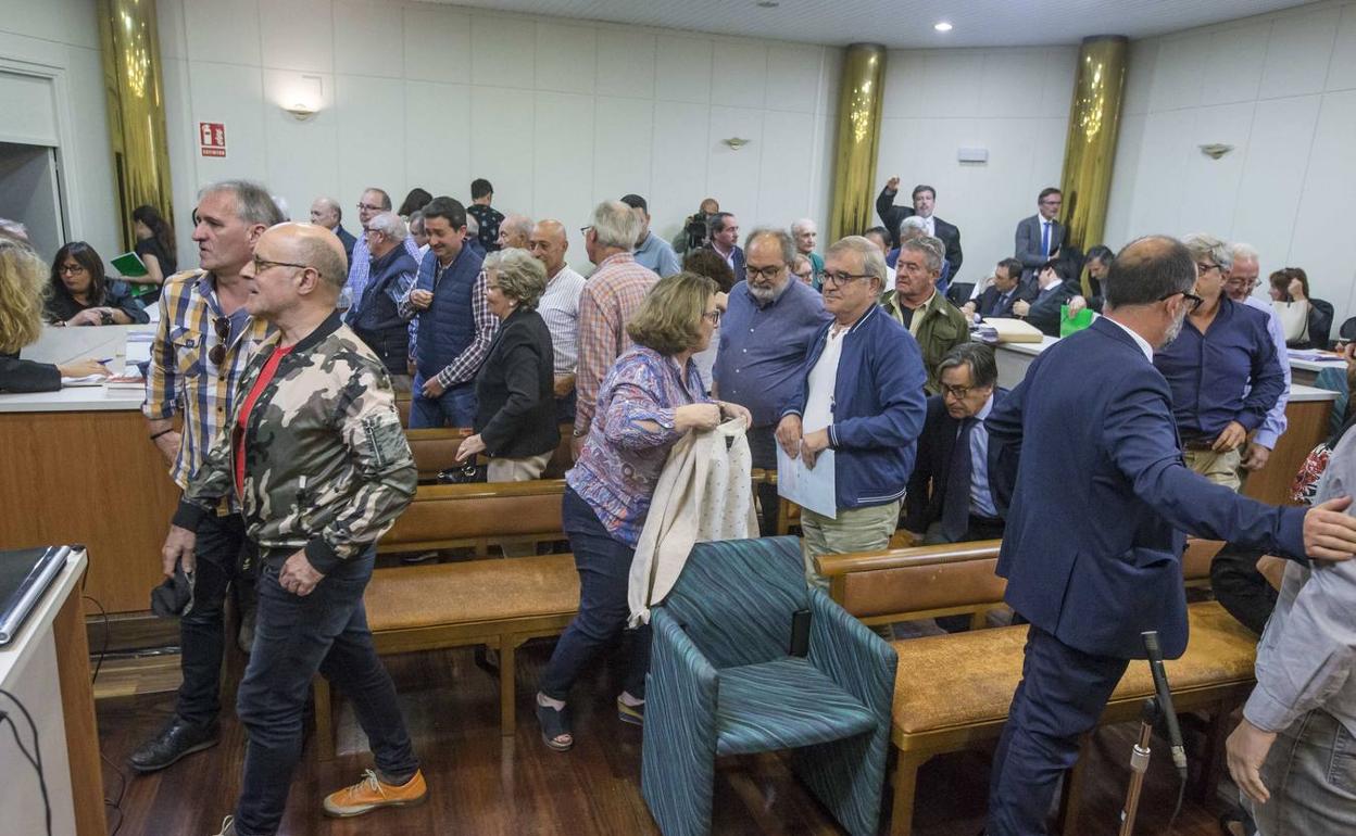 Los entonces encausados abandonan la sala a la conclusión de la segunda jornada del juicio del caso La Loma.