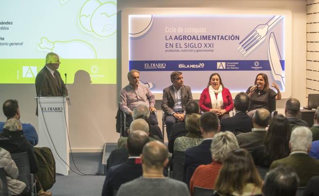 José Luis Pérez, Gaspar Anabitarte, Carlos A. Martín, María Jesús Fernández y Marta de la Fuente, ayer, durante el coloquio.