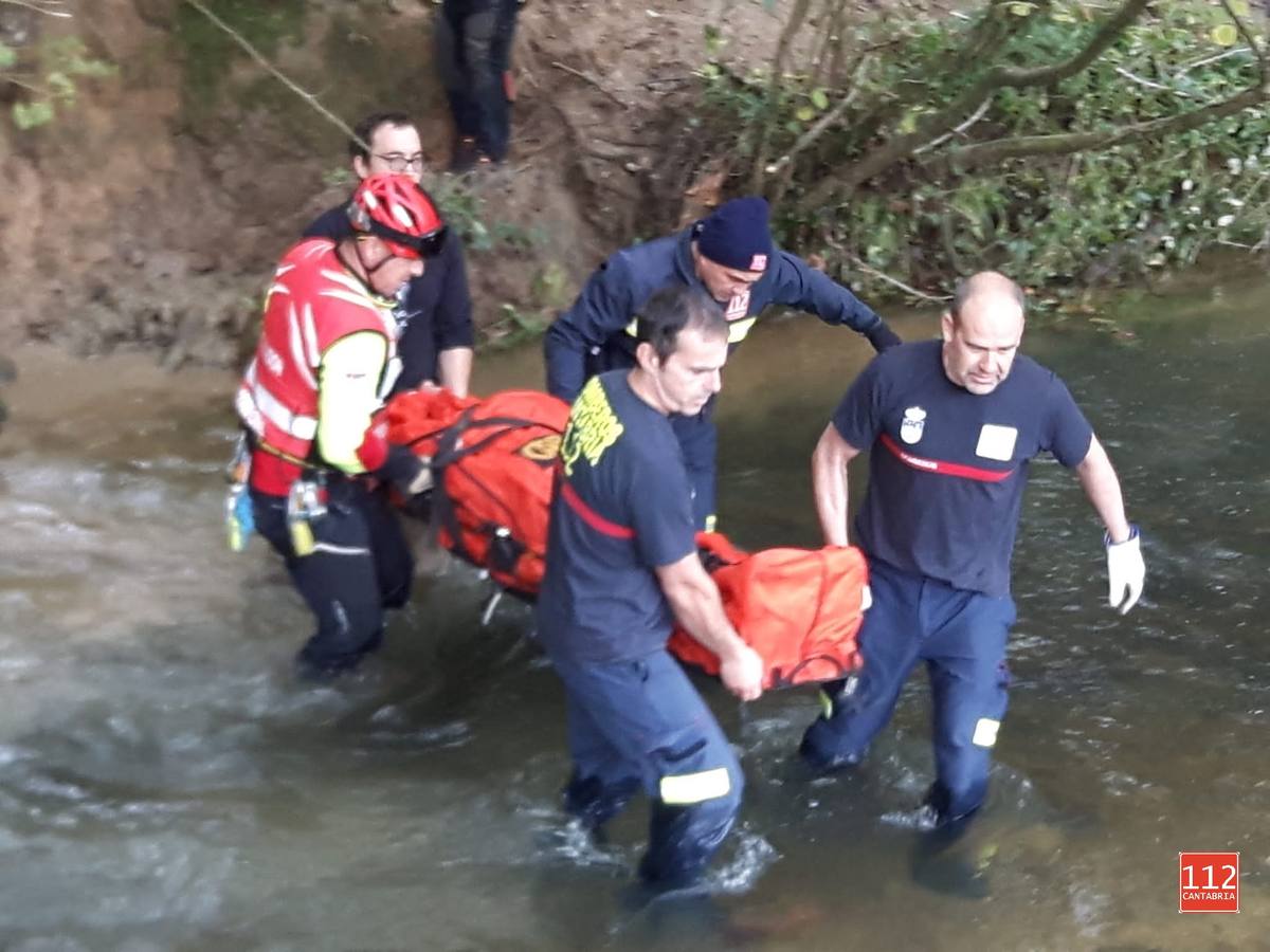 Bomberos y otros miembros del equipo de emergencias sacan al herido.