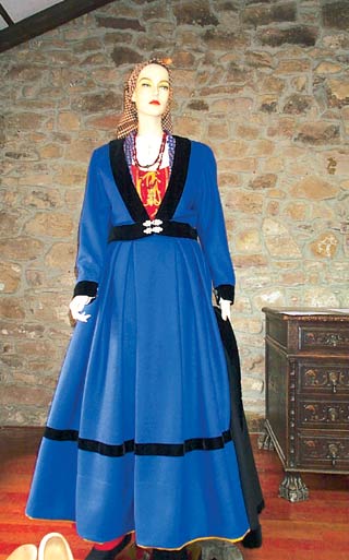 Traje aguayés del siglo XIX.