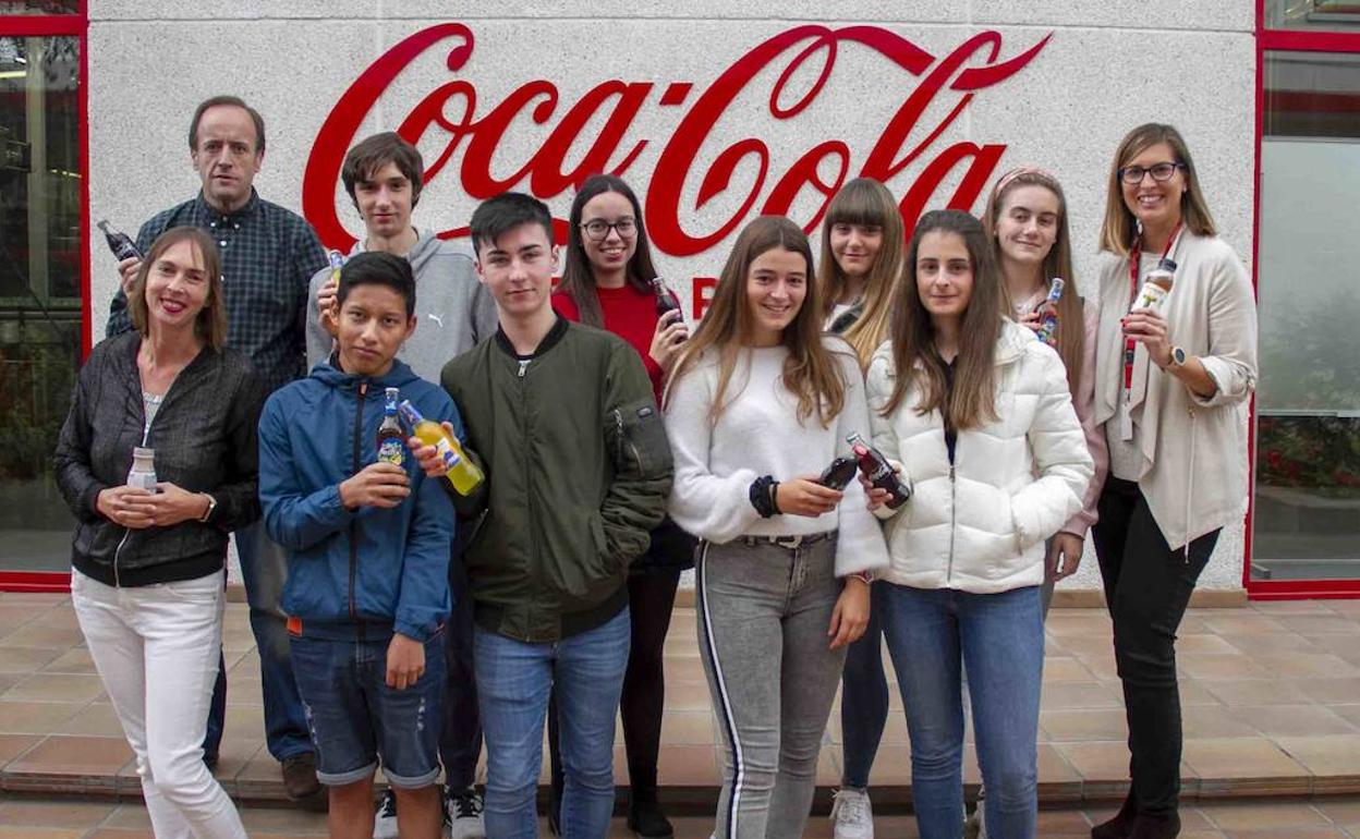 Los estudiantesde La Granja en la visita a Coca-Cola European Partners Iberia en Galdácano.