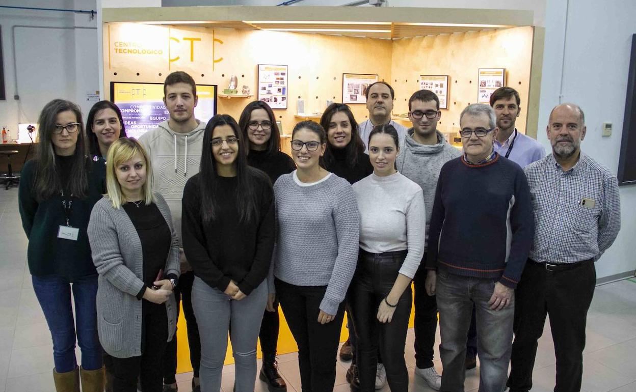 Los alumnos y equipo de tutores con su empresa mentora.