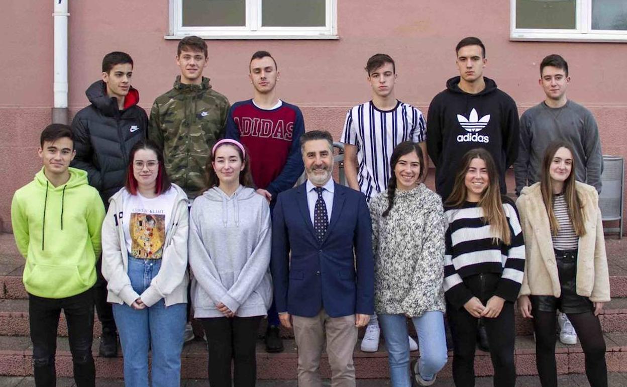 Los estudiantes de La Marina junto a Jaime Rodríguez durante la visita del mentor al colegio.