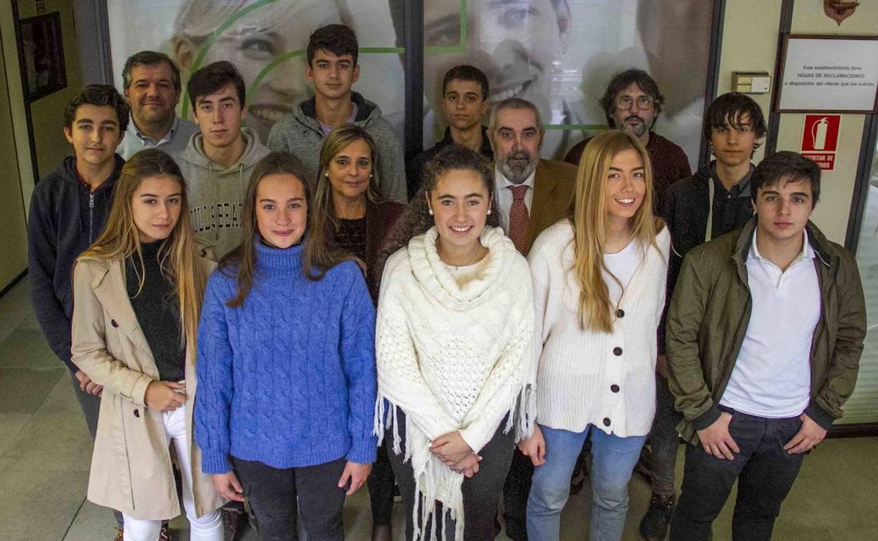 Los estudiantes y tutores junto a María Jesús Prado y José Moreiras durante la visita a Gestisa.