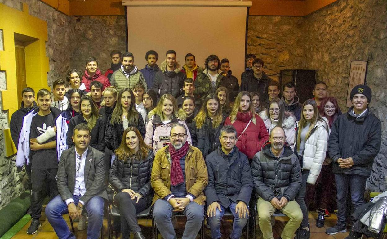 Los alumnos y equipo de tutores con su mentor Raúl Santos.