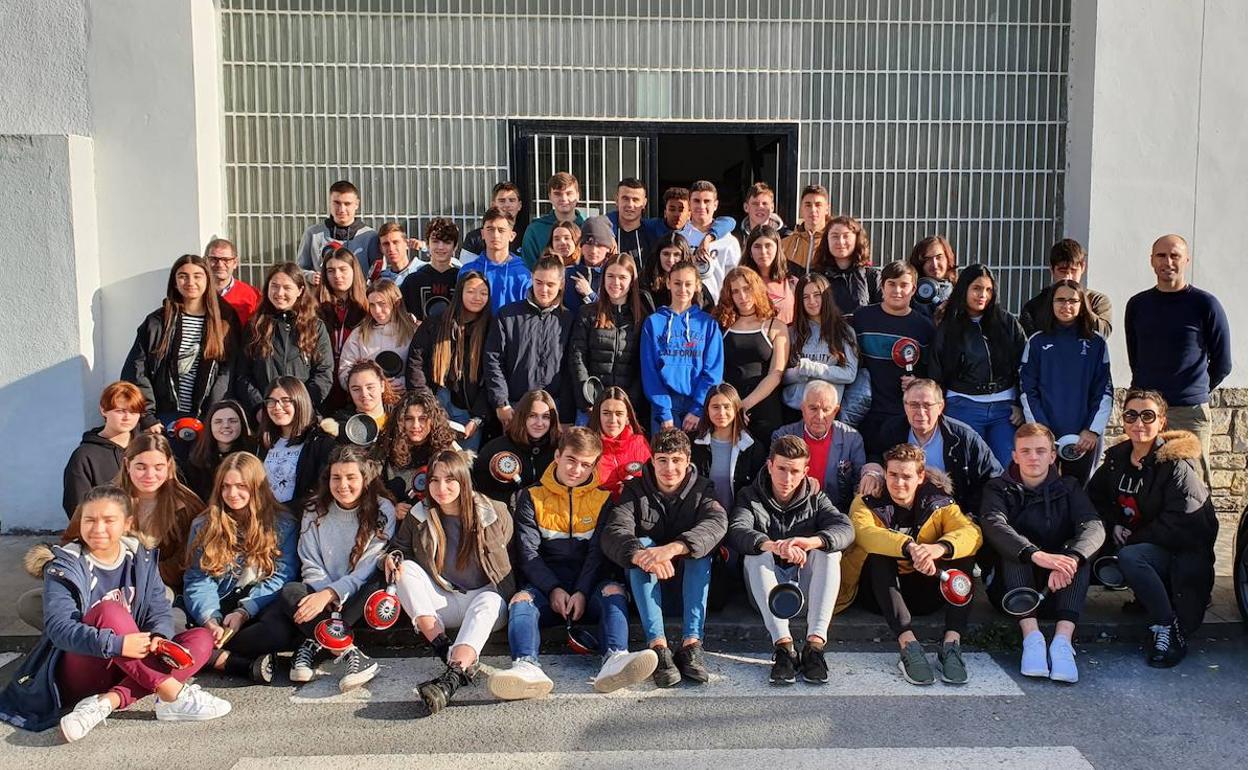 Los alumnos y equipo de tutores en las instalaciones de su empresa mentora en Guriezo.