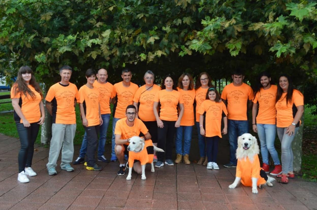 Organizadores en la presentación de la marcha con las camisetas oficiales creadas para la ocasión. :: Dm