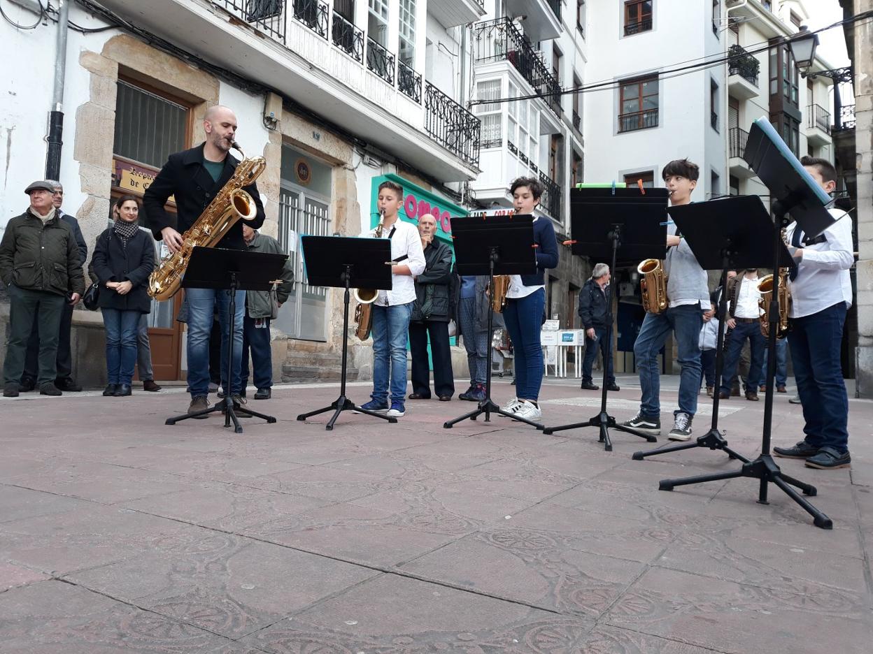 La Sirenuca ameniza el descubrimiento de la placa en honor a Leonardo Rucabado. :: s. hidalgo