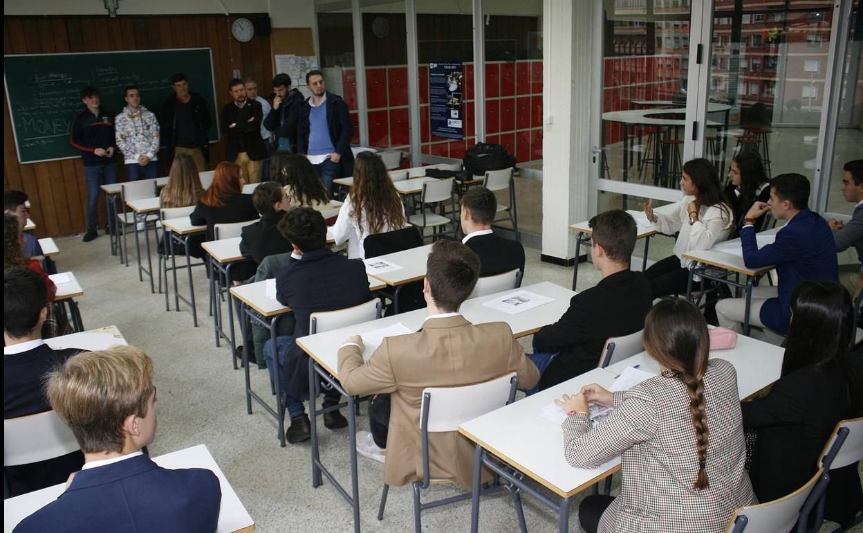 Encuentro entre alumnos de cántabros y extranjeros en La Paz