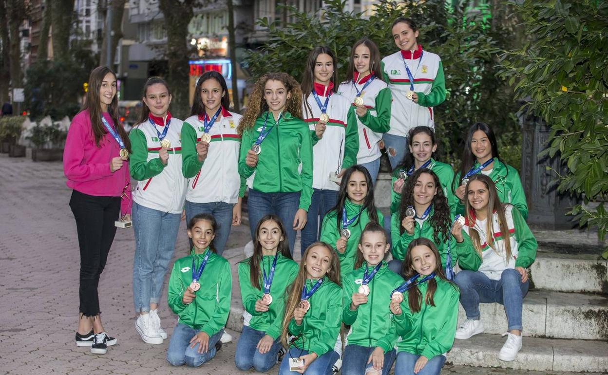 Todas las medallistas cántabras posan sonrientes con las medallas conseguidas en el Campeonato de España base de conjuntos y Copa Base Individual. 