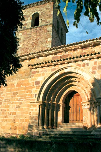 Imagen secundaria 2 - Vista de la iglesia de Santa Olalla de La Loma. Iglesia de San Juan Bautista, en Mata la Hoz. Santa María de Henestrosas de las Quintanillas.