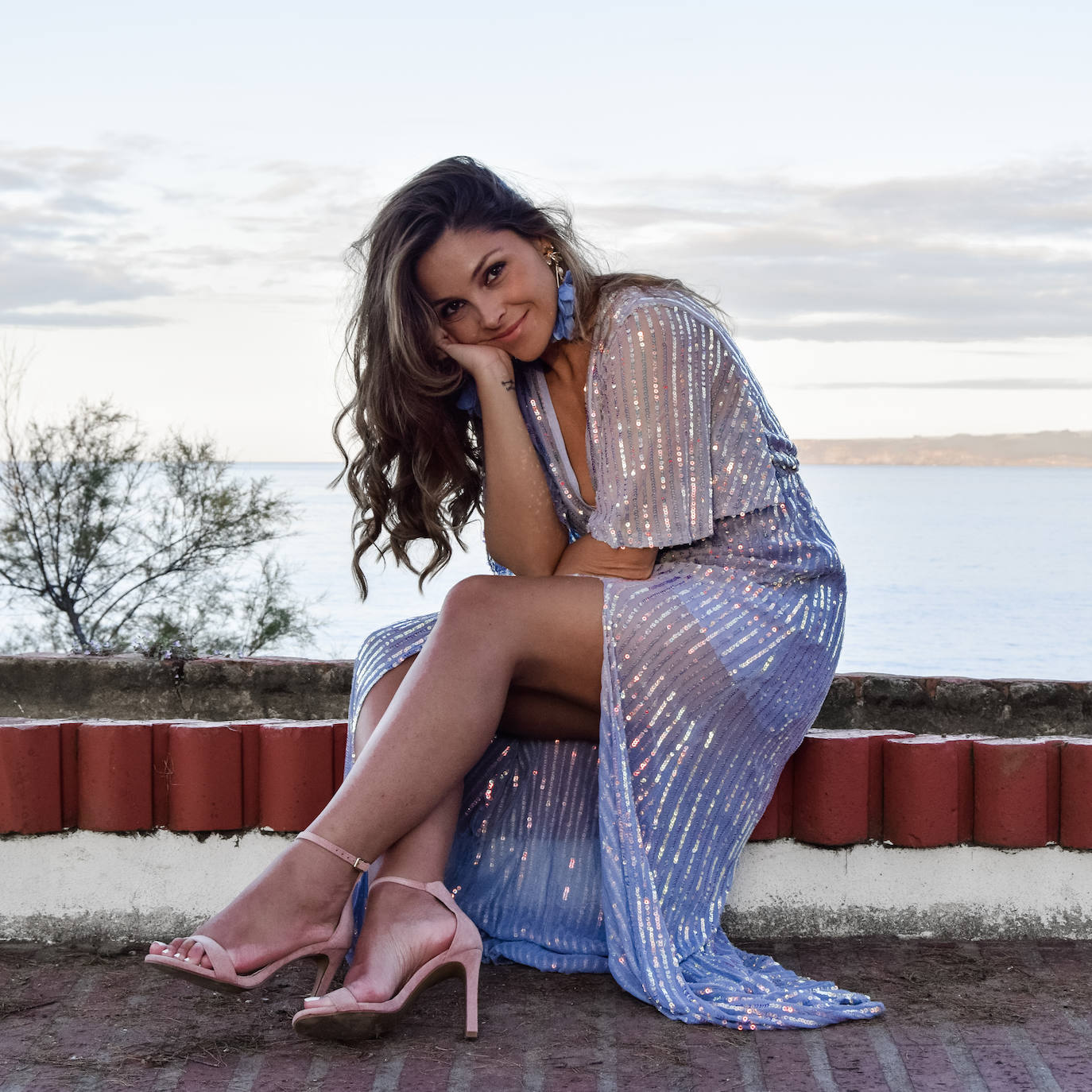 La joven burgalesa, toda una enamorada de Cantabria, elige la capital para promocionar su nueva colección de fiesta.