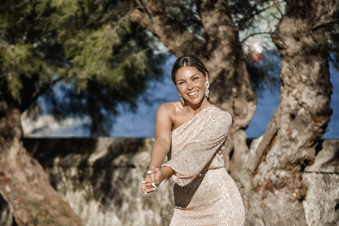 La joven burgalesa, toda una enamorada de Cantabria, elige la capital para promocionar su nueva colección de fiesta.