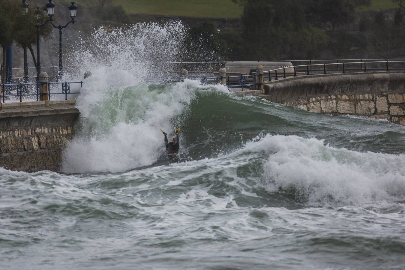 A quien no tiene miedo a las fuertes olas. Un surfista en El Sardinero