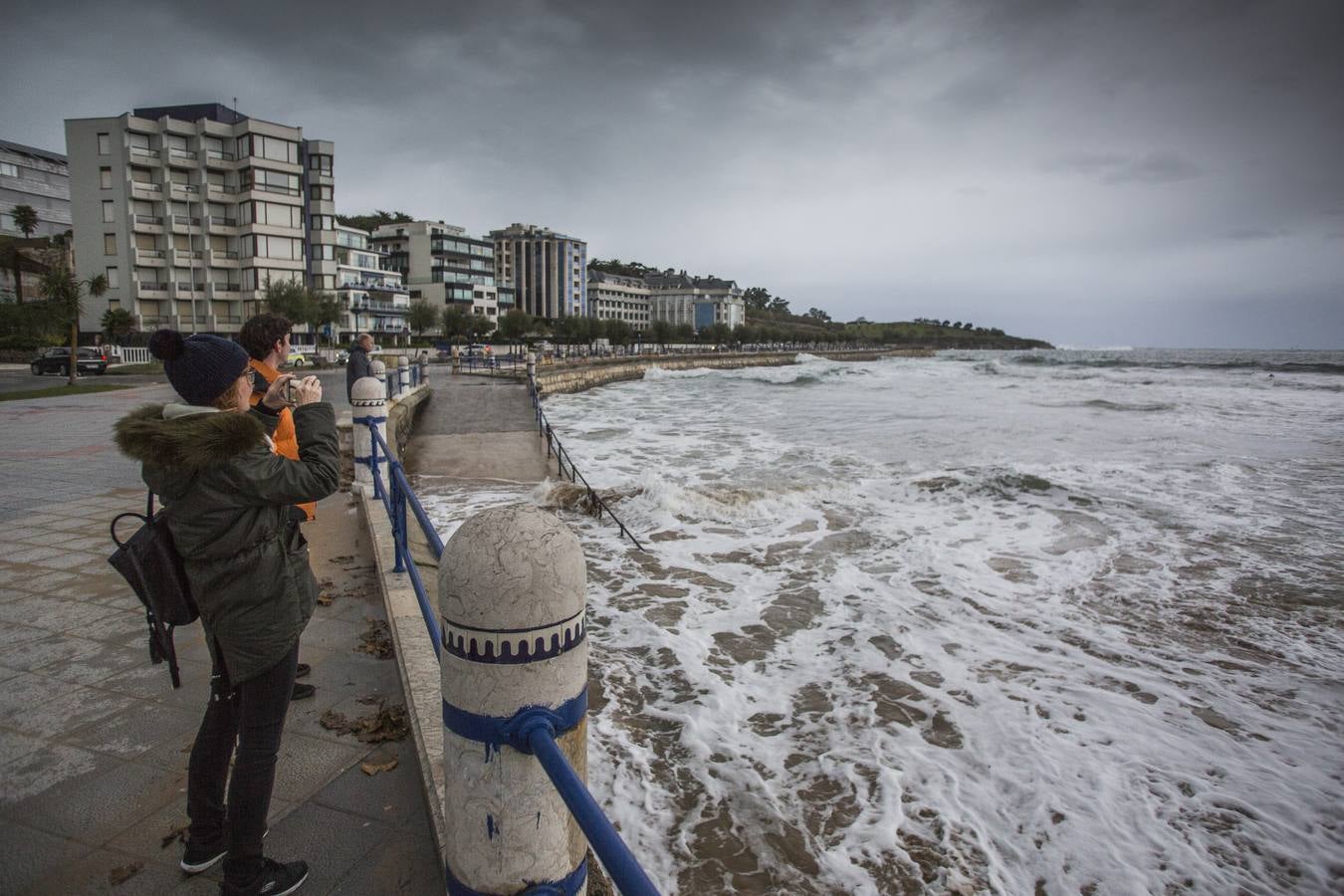 La fuerte marea ha hecho desaparecer la Segunda playa de El Sardinero