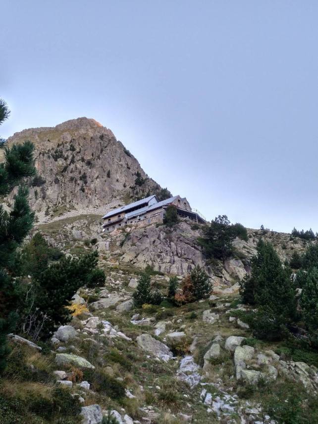 Refugio Ángel Orus (Huesca). También conocido como El Forcau, está situado en el valle del Aigüeta de Eriste, al pie de las Agujas del Forcau, a 2.148 m de altitud. Es un paso habitual en la ascensión al Posets, la segunda cima más alta de los Pirineos. La noche cuesta a partir de 12 euros. Dispone de 96 plazas.