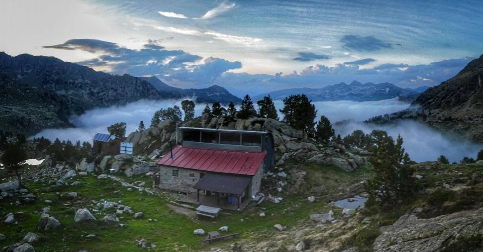 Refugio de Saboredo (Lleida). Inaugurado en 1969, se situa en pleno valle de Ruda, en una pequeña loma sobre el lago inferior de Saboredo. Forma parte, junto con el refugio de Colomers, de parte de la ruta de Carros de Foc en plenos Pirineos y dispone de 21 plazas. Un pequeño y acogedor refugio a 2.310 metros de altitud y con unas vistas impresionantes que merece la pena visitar y por solo 20 euros la noche.