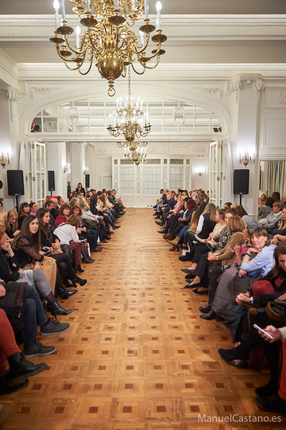 El Hotel Real acogió un aplaudido desfile nupcial de Alma de Boda y Peluquería Montserrat Núñez con Rosa Benito como madrina.