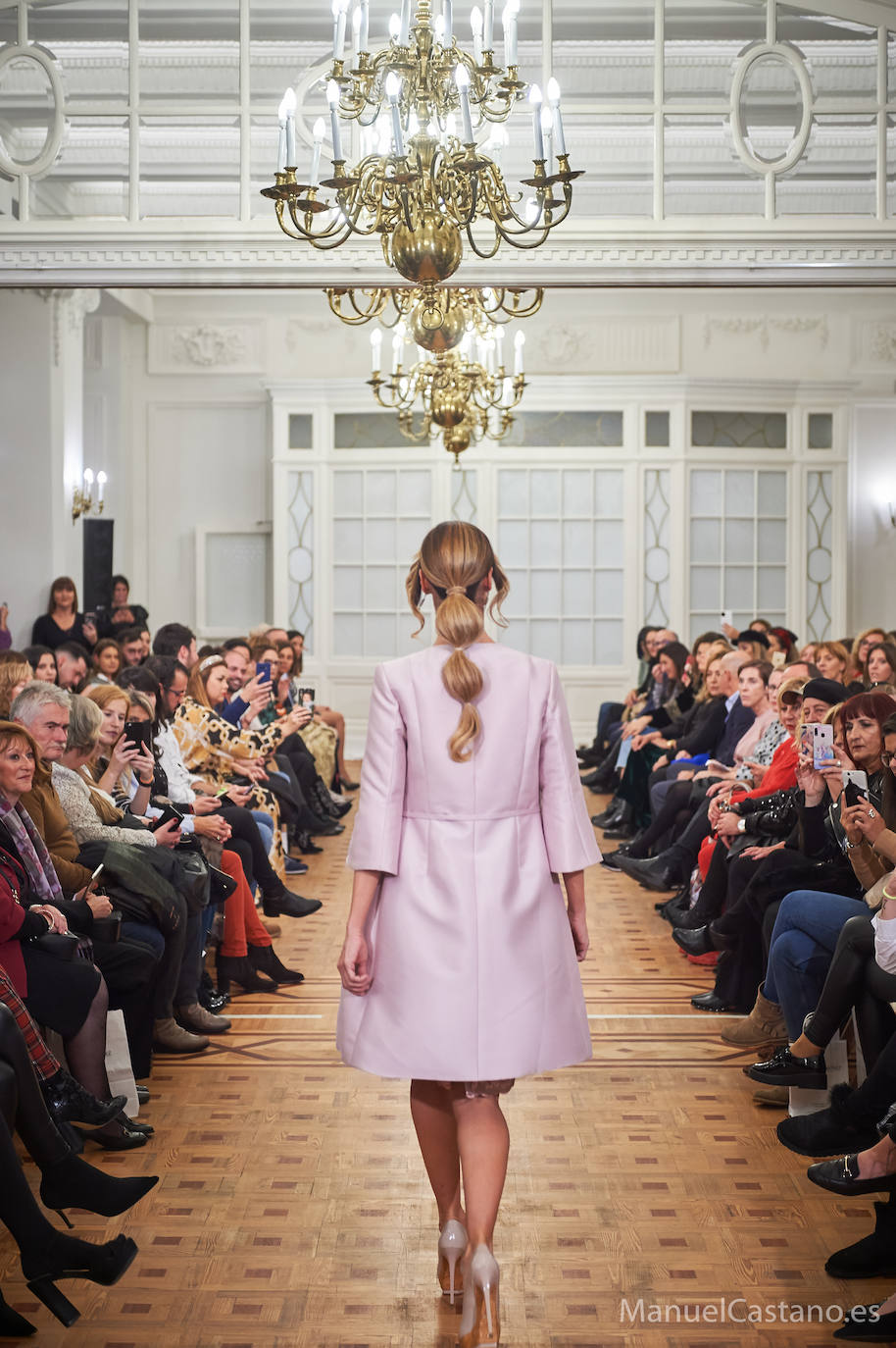 El Hotel Real acogió un aplaudido desfile nupcial de Alma de Boda y Peluquería Montserrat Núñez con Rosa Benito como madrina.