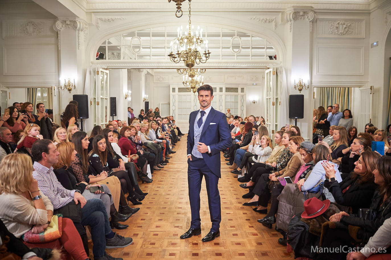 El Hotel Real acogió un aplaudido desfile nupcial de Alma de Boda y Peluquería Montserrat Núñez con Rosa Benito como madrina.