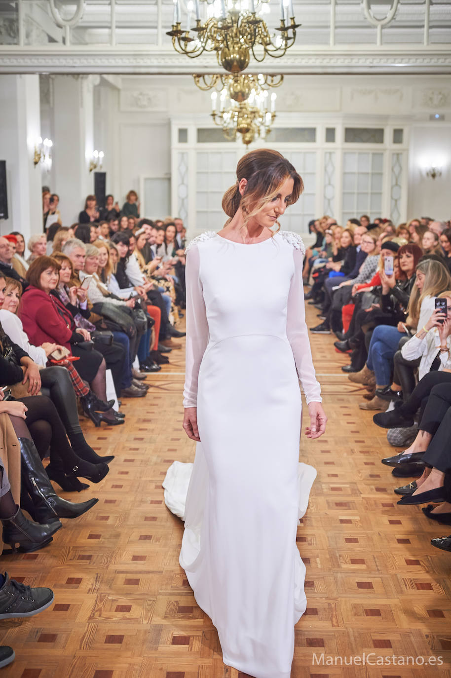 El Hotel Real acogió un aplaudido desfile nupcial de Alma de Boda y Peluquería Montserrat Núñez con Rosa Benito como madrina.