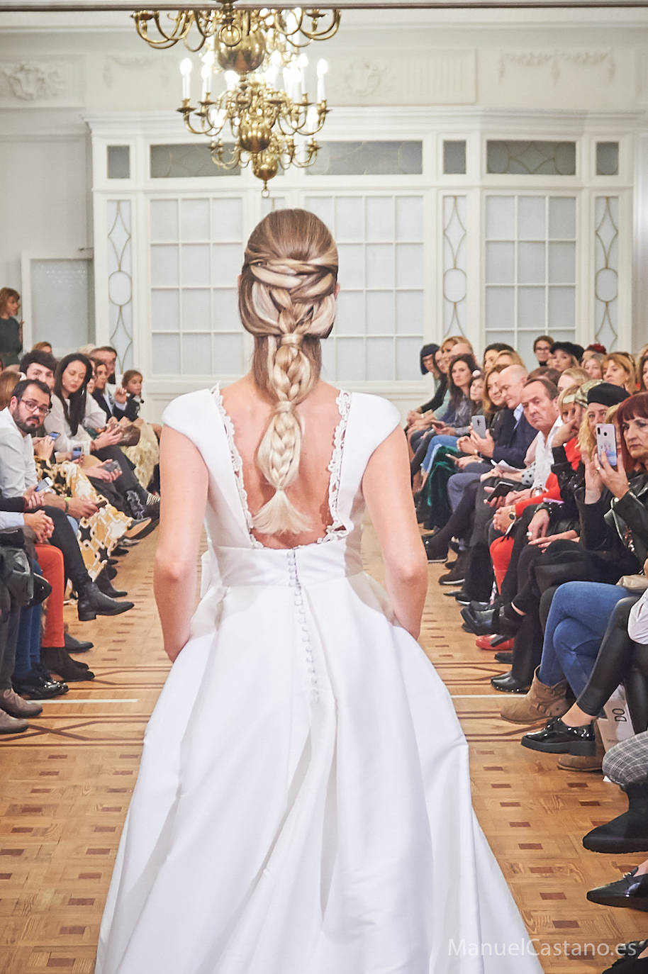 El Hotel Real acogió un aplaudido desfile nupcial de Alma de Boda y Peluquería Montserrat Núñez con Rosa Benito como madrina.