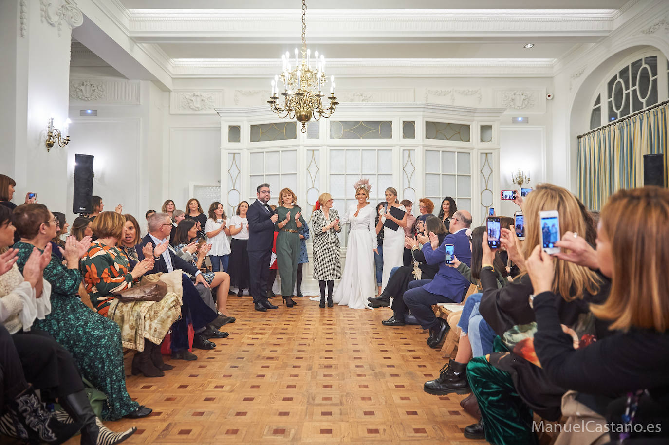 El Hotel Real acogió un aplaudido desfile nupcial de Alma de Boda y Peluquería Montserrat Núñez con Rosa Benito como madrina.