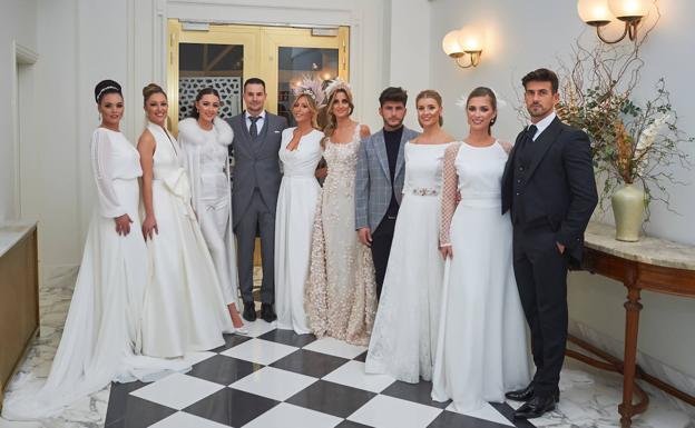 Las 'novias' y 'novios' antes del desfile.