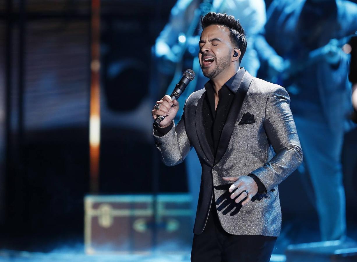 El cantante Luis Fonsi durante su actuación.