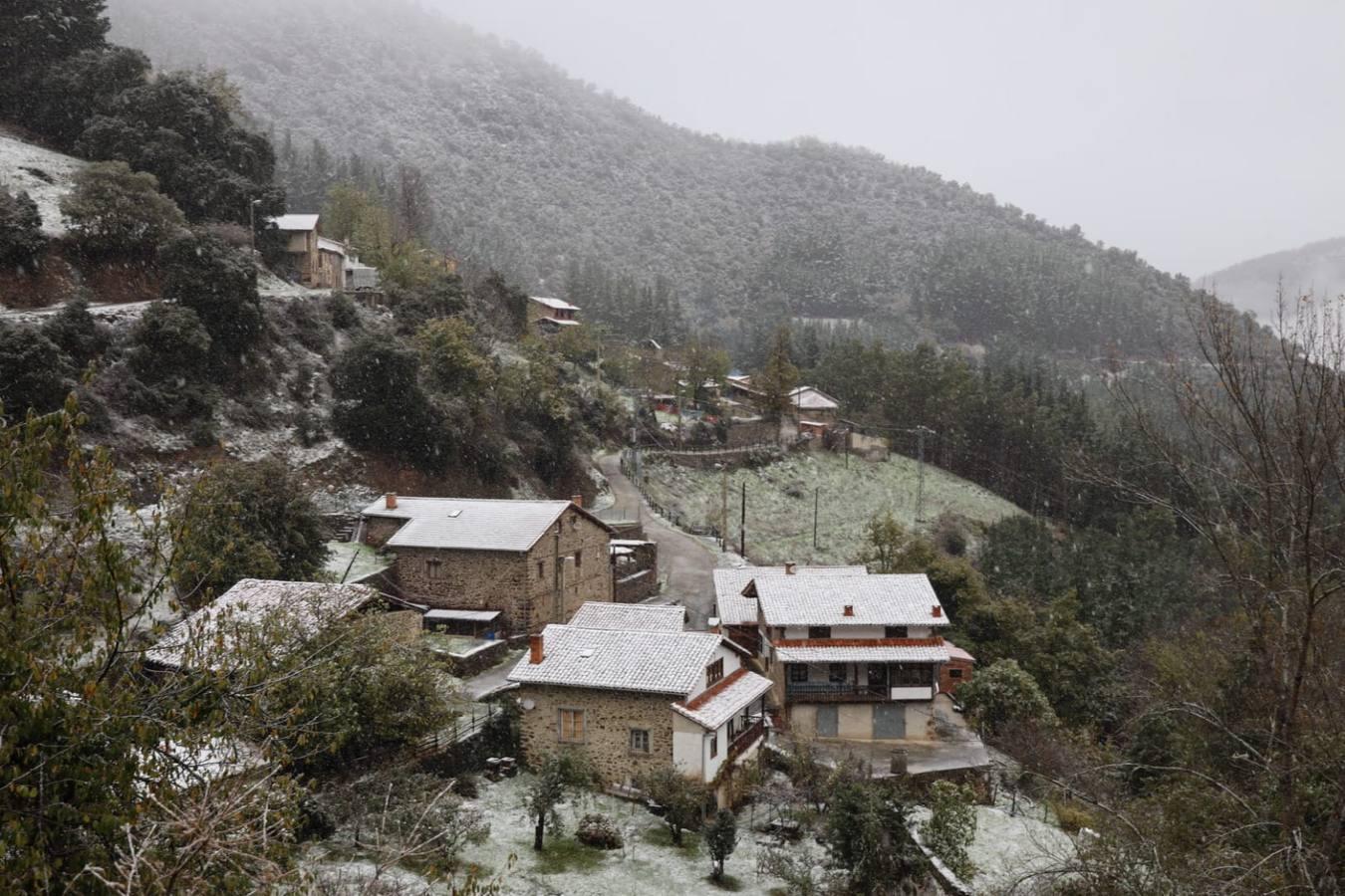 El sur de Cantabria esta cubierto de nieve, mientras el granizo, el agua y el frío llegan a todos los rincones