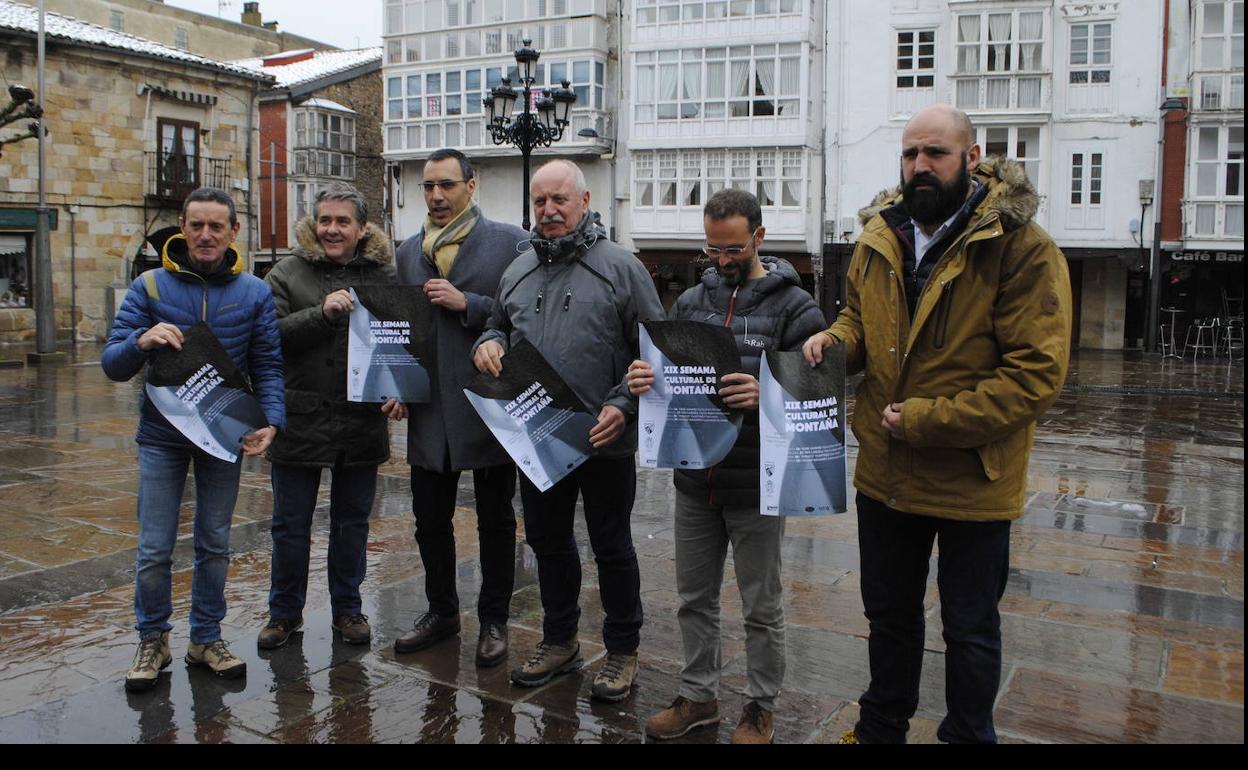 Integrantes del Club Pico Tres Mares-La Milana y miembros del equipo de gobierno. 