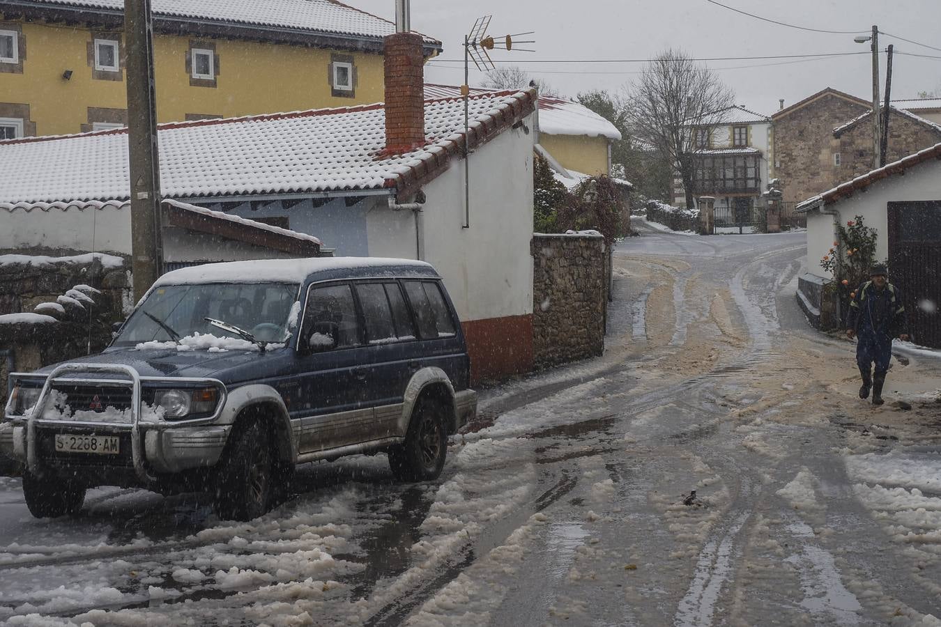 El sur de Cantabria esta cubierto de nieve, mientras el granizo, el agua y el frío llegan a todos los rincones