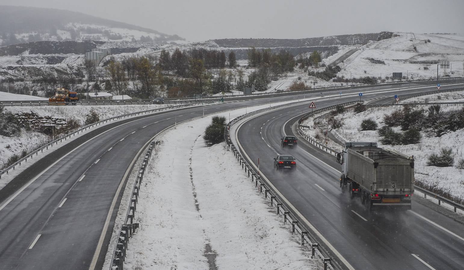 El sur de Cantabria esta cubierto de nieve, mientras el granizo, el agua y el frío llegan a todos los rincones