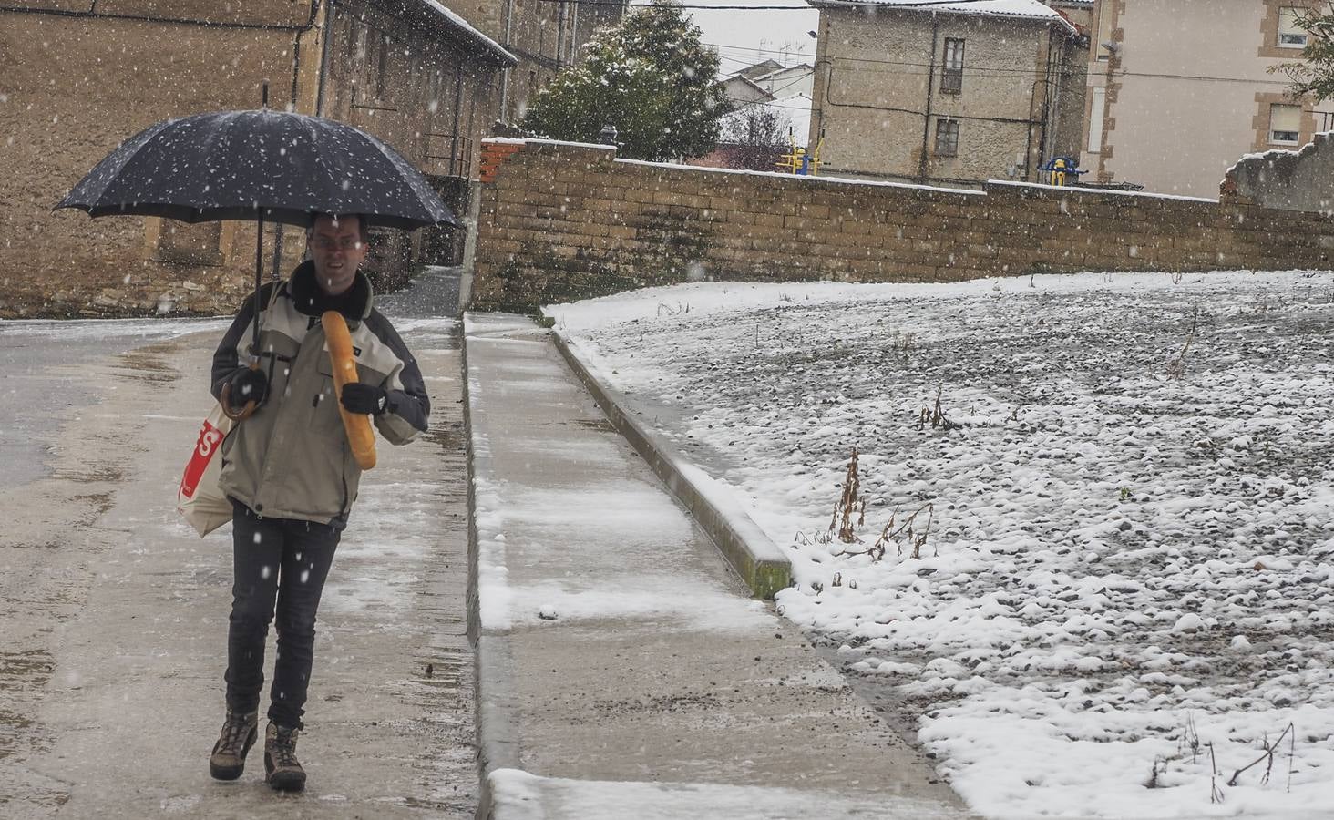 El sur de Cantabria esta cubierto de nieve, mientras el granizo, el agua y el frío llegan a todos los rincones