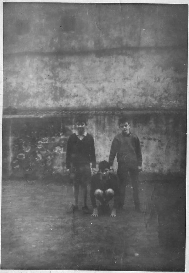 En el patio del instituto. 