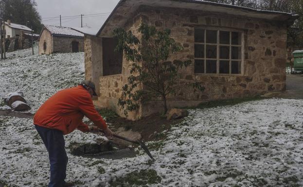 Mataporquera. Estado que presentaba la A-67 a media tarde, pero luego la nieve, que siguió cayendo, obligó a cerrar el tráfico a camiones y vehículos articulados .