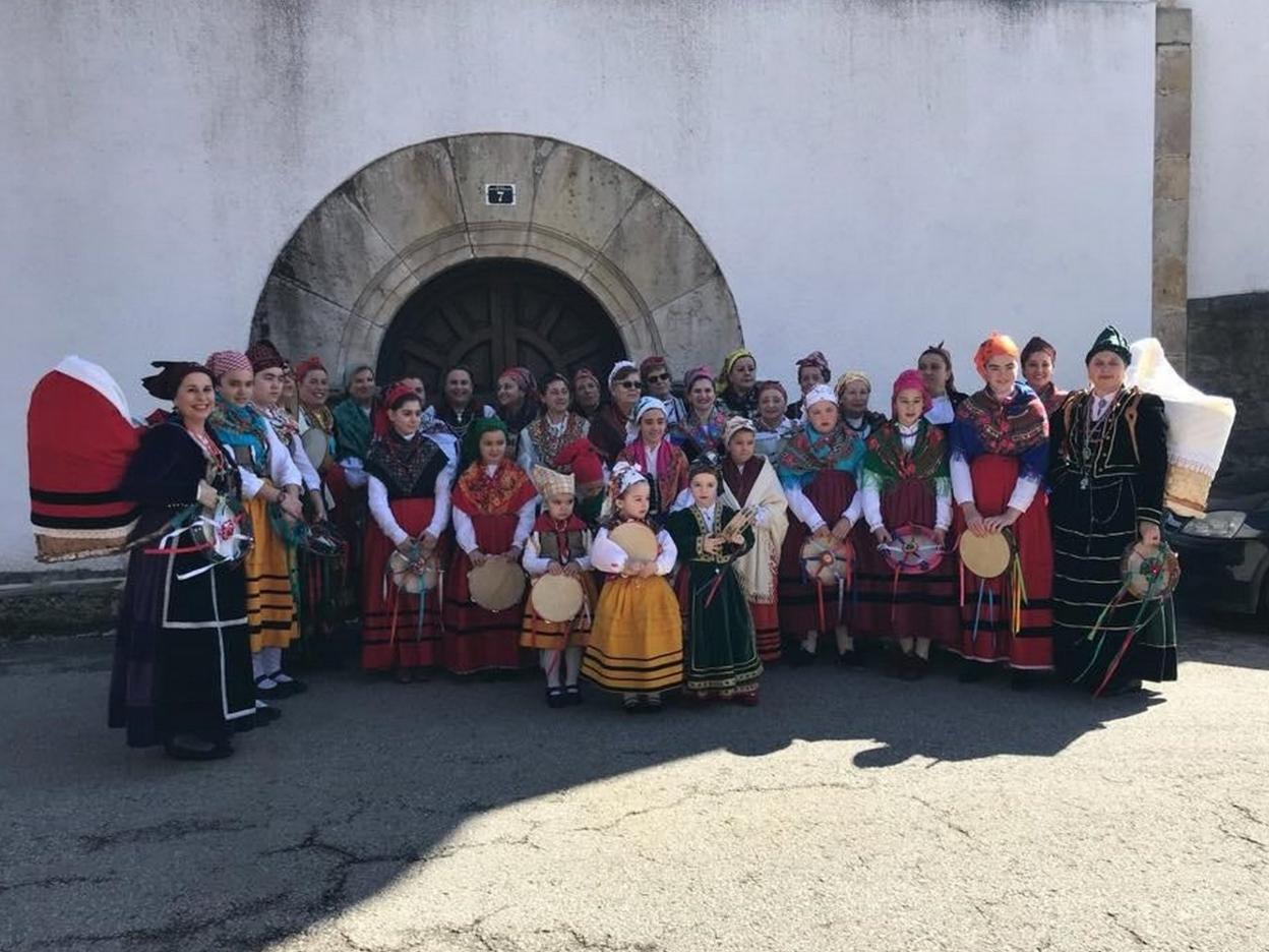 Algunos de los integrantes de la Escuela de Folclore y Panderetas de Valles Pasiegos.