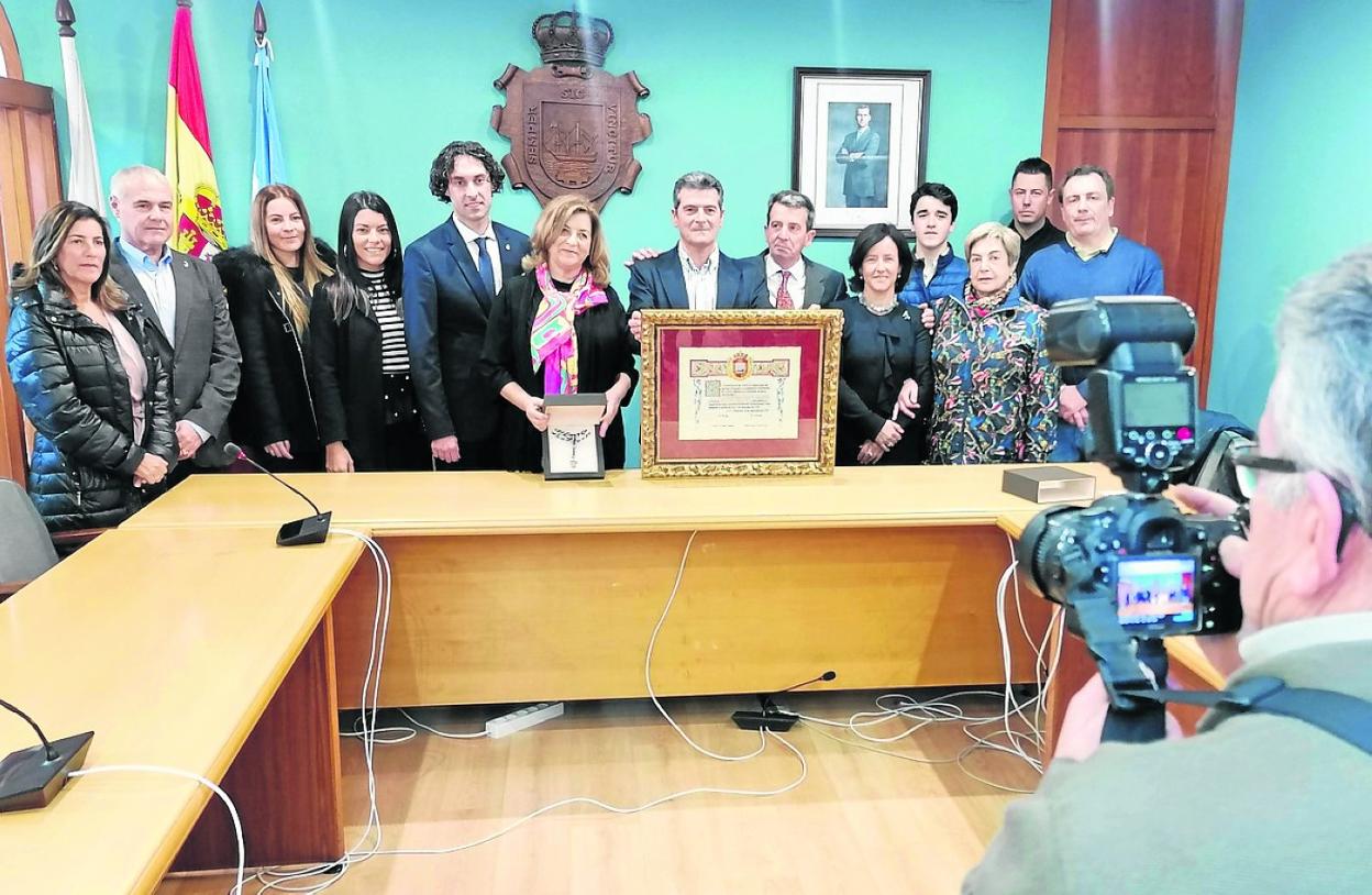 El salón de Plenos del Ayuntamiento se llenó ayer de familiares, amigos y vecinos por el homenaje.