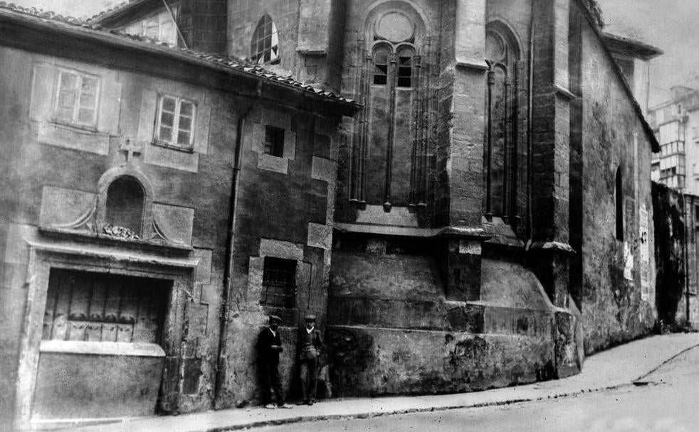 El convento de Santa Clara, antes de su reconstrucción en tras el derrumbe de 1911.
