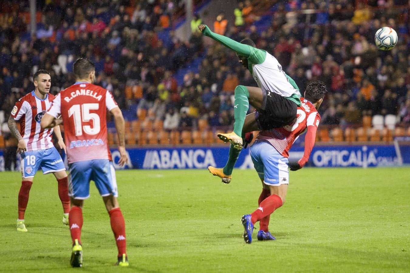 El Racing, mejor que el Lugo durante 72 minutos, perdona, se viene abajo y pierde otros dos puntos