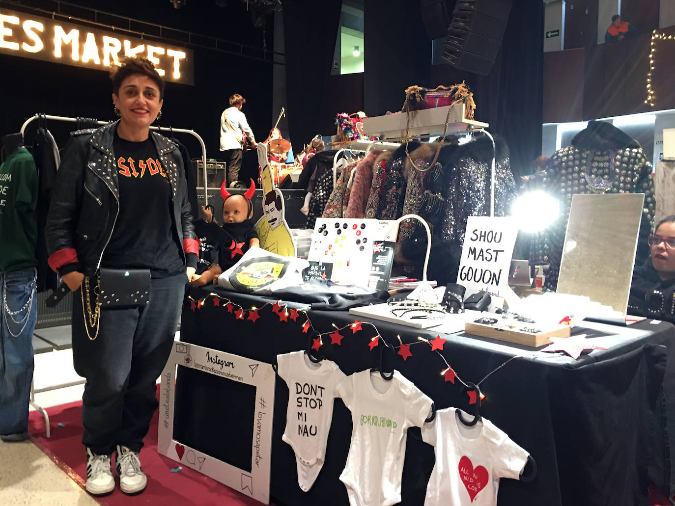 Rebeca Teleña. Gijón. "Mi look siempre es muy rockero, pero reconozco que llevo una térmica debajo. Siempre voy actual, pero con un rollo muy personal. En la línea de mi firma 'Las mamis rockeras nunca duermen'. La tachuela en mi vida es un imprescindible".