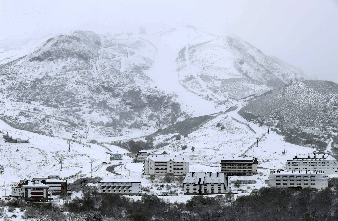 El frío y la nieve han dejado preciosas estampas en el parque nacional, un espacio de extraordinaria belleza en el que se diluyen las fronteras de Asturias, Cantabria y Castilla y León y que supera las 67.000 hectáreas