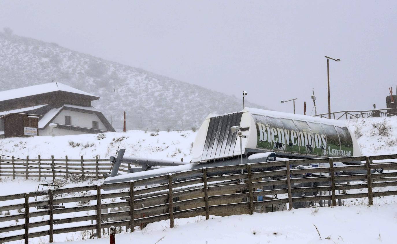 El frío y la nieve han dejado preciosas estampas en el parque nacional, un espacio de extraordinaria belleza en el que se diluyen las fronteras de Asturias, Cantabria y Castilla y León y que supera las 67.000 hectáreas