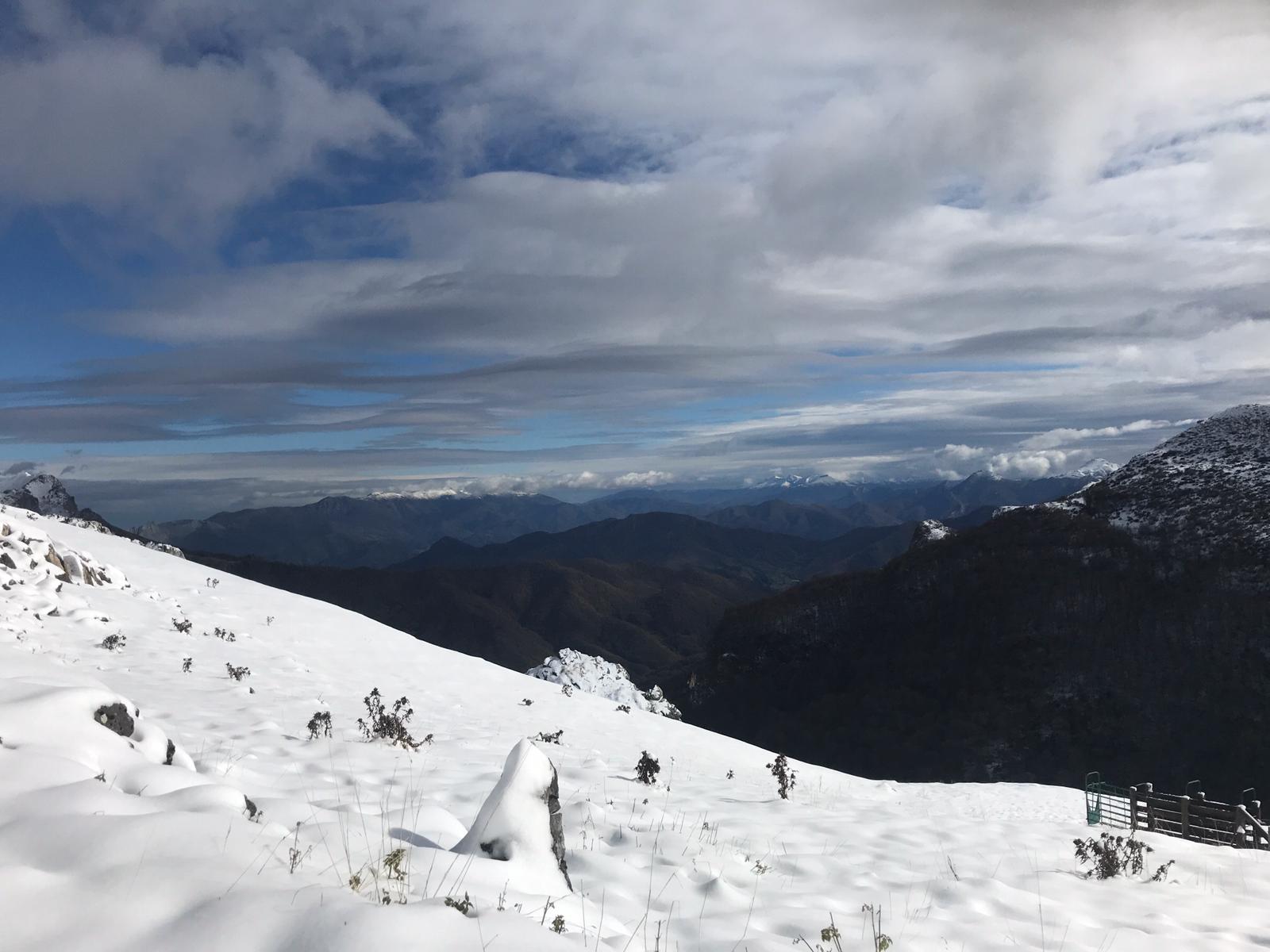 El frío y la nieve han dejado preciosas estampas en el parque nacional, un espacio de extraordinaria belleza en el que se diluyen las fronteras de Asturias, Cantabria y Castilla y León y que supera las 67.000 hectáreas